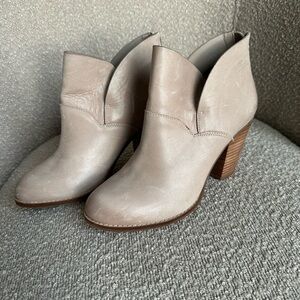 Gianni Bini‎ Tan Ankle Booties